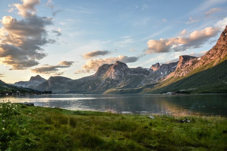 Policía nacional mountain and lake at sunset 135157.jpg